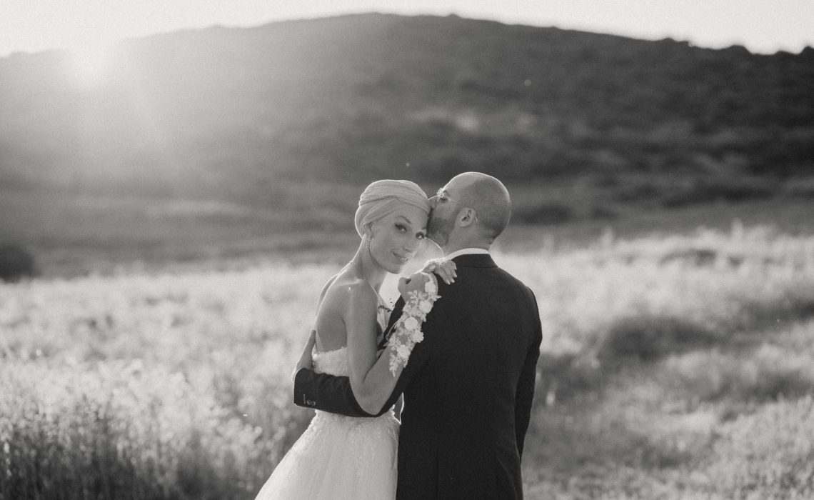 Charlotte y Emile abrazados al atardecer en su boda de lujo en Estepona, rodeados de naturaleza y luz dorada